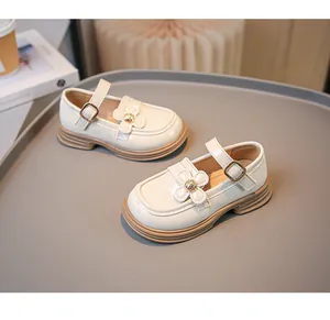 Elegante cremeweiße Mädchen Mary Janes mit Blumendetails und weichen dicken Sohlen