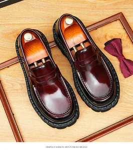 Edle weinrote Herren-Loafer aus Leder mit dicker Sohle und klassischer runder Kappe