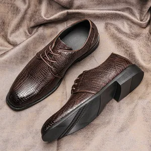 Vista dettagliata di scarpe eleganti marroni da uomo con motivo coccodrillo e suola