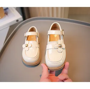 Detailansicht cremefarbene Lackleder-Loafer für Mädchen mit schicker Blumenschnalle