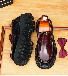Detailansicht der Herren-Loafer mit dicker Sohle aus poliertem burgunderfarbenem Leder