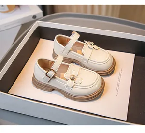 Elegante beige Mary-Jane-Schuhe für Mädchen mit Blumendetail und weicher Gummisohle.