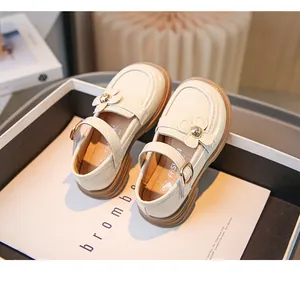 Detailansicht von Mädchen Lackleder Mary Janes in Creme mit Blumendekor und weicher Sohle