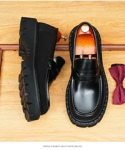 Detailansicht von Vintage-Herren-Leder-Loafern mit dicker Sohle auf Holzgrund