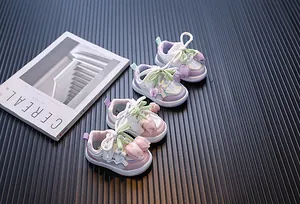 Detalle de zapatillas para niñas pequeñas con flores de tulipán 3D y colores pastel