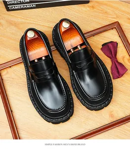 Detailansicht von oben auf klassische schwarze Leder-Plateau-Loafer mit runder Kappe