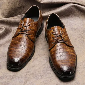 Primo piano di scarpe eleganti marroni da uomo con raffinata trama a coccodrillo