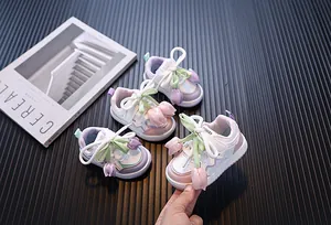 Zapatillas color pastel para niñas con decoraciones de tulipanes 3D y suelas de cuero suave.