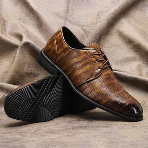 Dettaglio ravvicinato della trama coccodrillo marrone sulle scarpe eleganti da uomo
