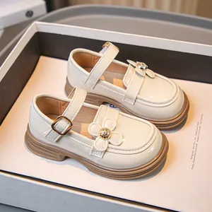 Elegante beige Mary Jane Slipper für Mädchen mit Blumendetail und weicher Sohle