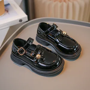Elegante schwarze Lackleder-Loafer für Mädchen mit dekorativer Blume und Schnallenriemen