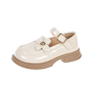 Beigefarbene Lack-Mary-Janes für Mädchen mit Blumenakzent und rutschfester Sohle