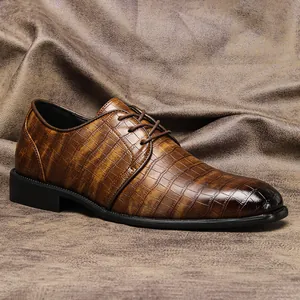 Vista laterale dettagliata di scarpa business uomo marrone con trama coccodrillo premium