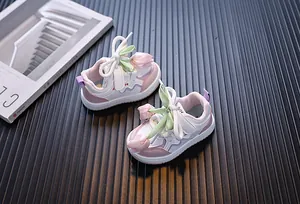 Zapatillas rosa y blanco para niñas pequeñas con tulipán 3D y lazo verde suave