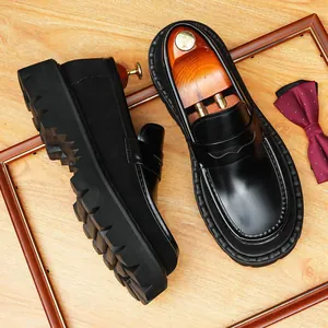 Schwarze Herren-Loafer aus echtem Leder mit dicker Sohle und Wildleder-Einsätzen.