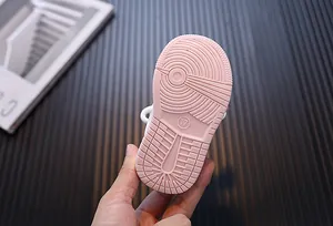 Primer plano de suela rosa para zapatos de bebé con diseño antideslizante y talla diecisiete