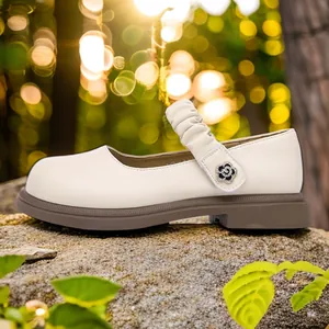 Elegante cremeweiße Mädchen-Leder-Mary-Janes mit einer dekorativen floralen Schnalle