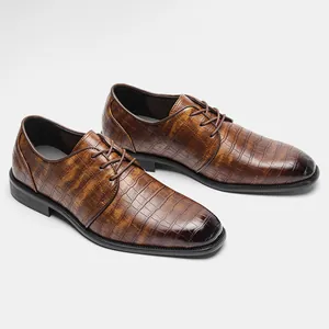 Dettaglio ravvicinato di scarpe eleganti marroni da uomo con trama a coccodrillo premium
