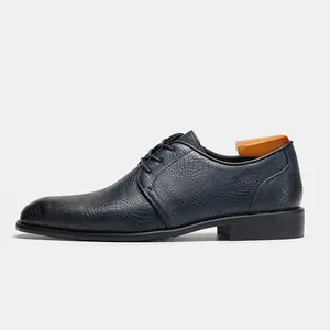 Dettaglio profilo laterale scarpa elegante uomo blu navy con trama coccodrillo
