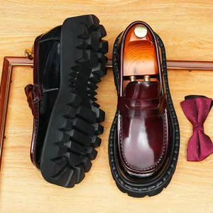 Hochwertige Herren-Loafer aus burgunderrot Leder mit dicker Profilsohle im British Style