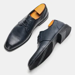 Vista dettagliata delle scarpe da uomo in blu navy con stampa coccodrillo e suola