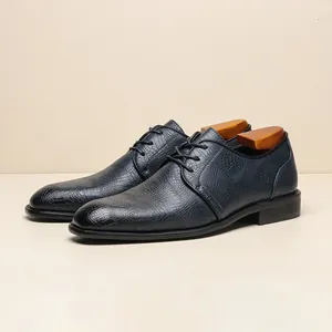 Vista dettagliata di scarpe eleganti da uomo blu con trama coccodrillo di lusso