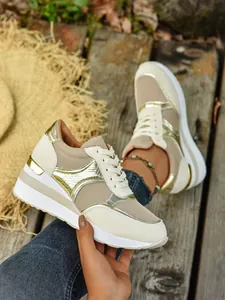 Πλαϊνή όψη γυναικείων sneakers με πλατφόρμα σε κρεμ και χρυσό χρώμα