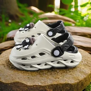 Zuecos de plataforma beige con bonitos dijes de hollín para el verano al aire libre