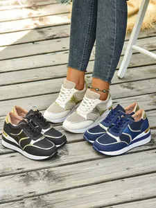 Κομψά γυναικεία sneakers με πλατφόρμα σε μαύρο, μπεζ και μπλε σε ξύλινο δάπεδο εξωτερικά