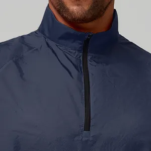 Detail van de donkerblauwe lichtgewicht herenjas met opstaande kraag en halve rits