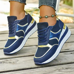Γυναικεία sneakers με χοντρή σόλα, σκούρο μπλε πλέγμα και χρυσές λεπτομέρειες