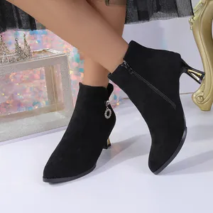 Elegante schwarze Wildleder-Stiefeletten mit spitzer Kappe, Pfennigabsatz und Seitenreißverschluss.