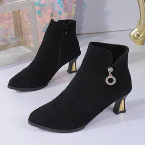 Schwarze Wildleder-Stiefeletten mit Pfennigabsatz und einem Strass-Ring-Anhänger-Detail