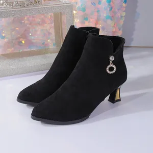 Detailansicht schwarze Wildleder-Stiefeletten mit spitzer Kappe und Strass-Rundanhänger