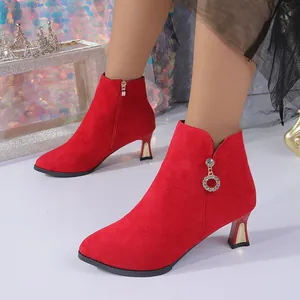 Elegante rote Stiefeletten aus Wildleder mit Pfennigabsatz und Strass-Ring-Detail am Fuß