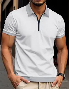 Détail d'un polo gaufré blanc pour homme avec fermeture éclair et col gris.