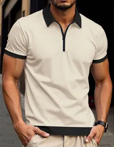 Gros plan d'un polo pour homme en maille gaufrée avec zip et bordures contrastées.