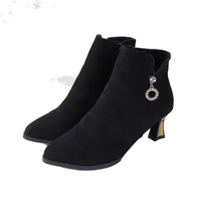 Elegante schwarze Wildleder-Stiefeletten mit spitzer Kappe, Absatz und Strass-Anhänger