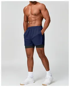 Vista detallada de pantalones cortos deportivos 2 en 1 azul marino para hombre en modelo