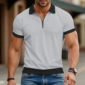Détail du polo pour hommes en tricot gaufré gris avec bordure noire et fermeture éclair
