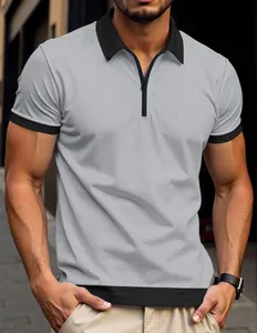 Gros plan sur polo gris gaufré pour hommes avec col zippé noir et bordures contrastées