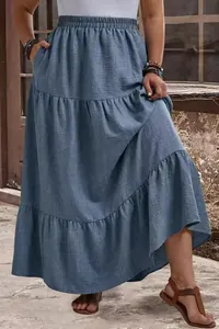 Vue détaillée d'une jupe longue bleue à volants avec tissu texturé et taille élastique.