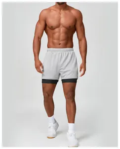 Detalle de pantalones cortos deportivos 2 en 1 grises de secado rápido para hombre