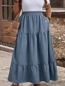 Jupe longue bleue à étages avec taille élastique et poches pour un look de vacances