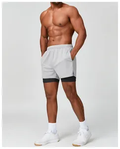 Detalle de los pantalones cortos deportivos 2 en 1 grises de secado rápido para hombre
