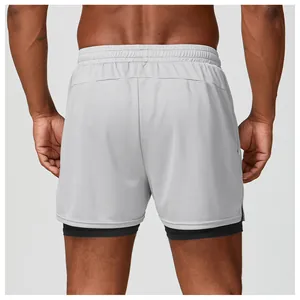 Vista posterior de pantalones cortos deportivos 2 en 1 para hombre con tejido de malla.