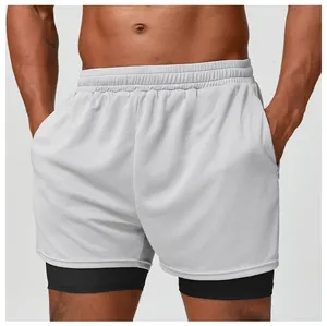 Detalle de los pantalones cortos deportivos 2 en 1 para hombre con malla gris y forro.