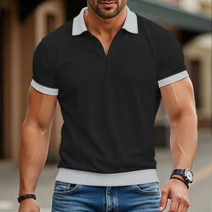 Gros plan d'un polo gaufré noir pour homme avec fermeture éclair et finitions grises.