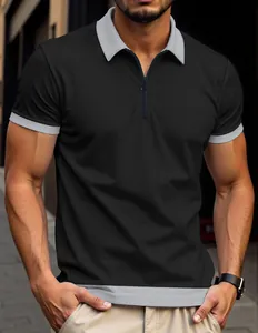 Détail du polo noir pour hommes en maille gaufrée avec col contrasté gris et zip.