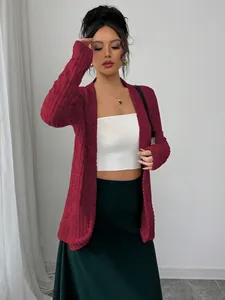 Rote Strickjacke mit langen Ärmeln, weißem Schlauchtop und grünem Rock